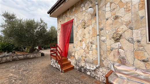 Villa Di 3 Vani e Acc. In Buono Stato, Rivestita In Pietra e Recintata.